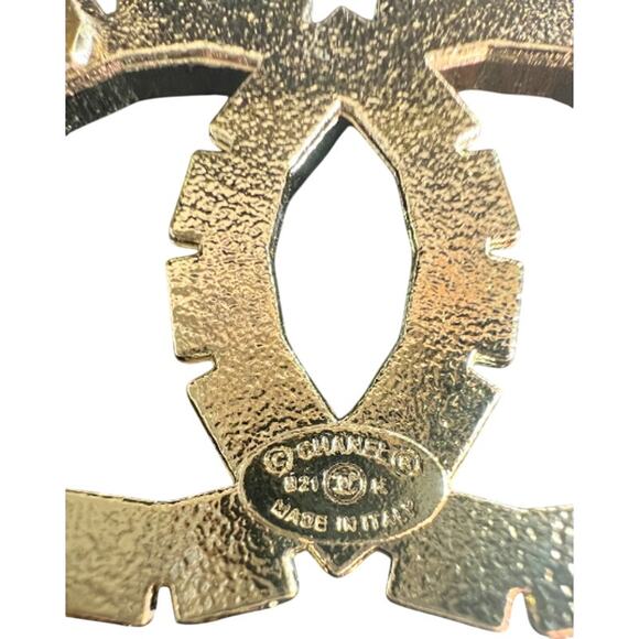 Chanel Gold Interlocking Brilliant Crystal Brooch Winter Act II 2021 (CCXX020) - Picture 5 of 5